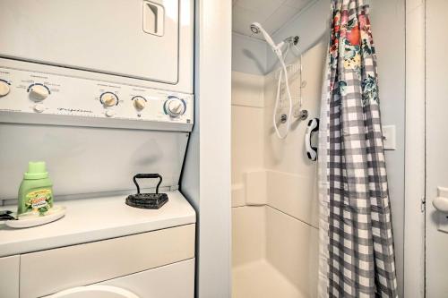 uma casa de banho com um WC e um chuveiro em Illinois Vacation Rental Home Pets Welcome em Robinson