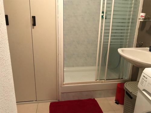 uma casa de banho com um chuveiro e um lavatório. em Appartement Port Leucate, 3 pièces, 6 personnes - FR-1-81-47 em Port Leucate