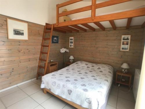 une chambre avec un lit superposé et une échelle dans l'établissement Appartement T2 à 150m de la plage, 5 couchages, terrasse, parking, proche commerces - Port Leucate - FR-1-81-71, à Port-Leucate