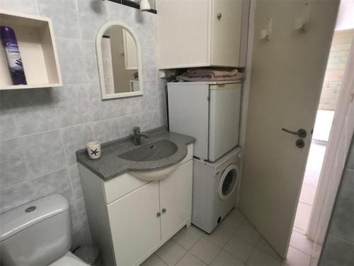 La petite salle de bains est pourvue d'un lavabo et d'un lave-linge. dans l'établissement Appartement T2 à 150m de la plage, 5 couchages, terrasse, parking, proche commerces - Port Leucate - FR-1-81-71, à Port-Leucate