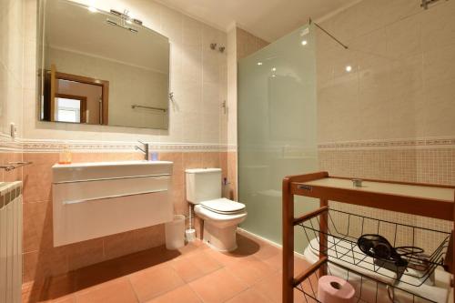 y baño con aseo, lavabo y espejo. en Preciosa zona natural La Mora en Tarragona