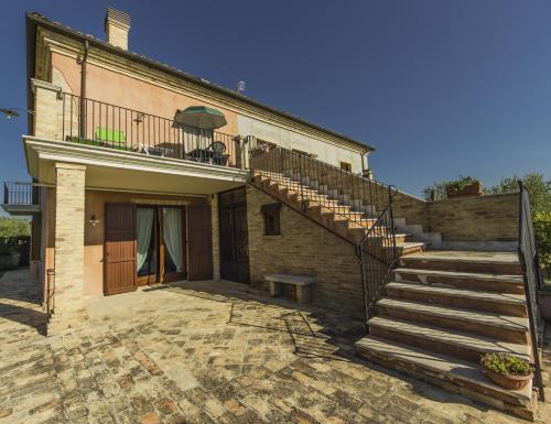 un bâtiment en briques avec un escalier et un banc dans l'établissement Appartamento Mimosa, à Ripa Teatina