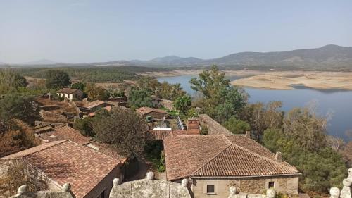 una vista aérea de una localidad junto a un lago en Casa Rural Dompani, Ahigal, en Ahigal