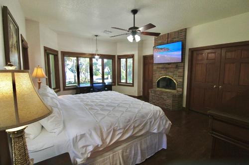 een slaapkamer met een bed, een tv en een open haard bij Treasure Cove in Fort Pierce