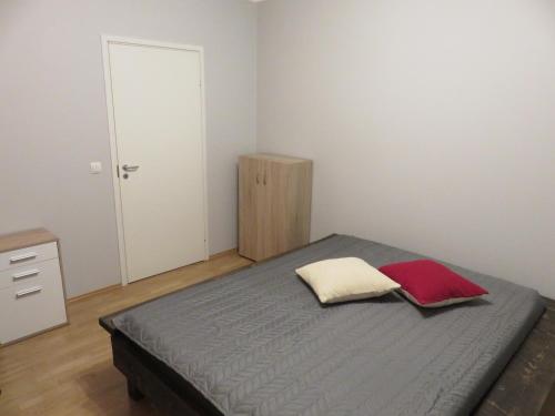 1 dormitorio con cama y puerta blanca en Apartment Raatuse 82, Tartu kesklinnast 700m kaugusel, en Tartu