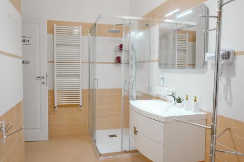 y baño con ducha y lavamanos. en TROPICAL ROOM Vista Mare, en Cirò Marina