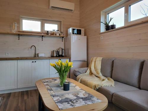 una sala de estar con un sofá y una mesa en Kuusekoda, en Käina