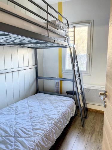 une chambre avec un lit superposé et une échelle dans l'établissement Magnifique vue sur les montagnes au cœur de Luchon 6-8 pers, à Luchon