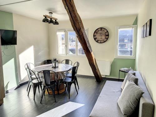 une salle à manger avec une table et un canapé dans l'établissement Magnifique vue sur les montagnes au cœur de Luchon 6-8 pers, à Luchon