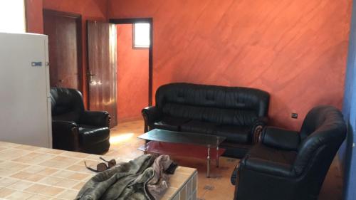 a living room with two leather chairs and a couch at Appt calme centre ville in Casablanca