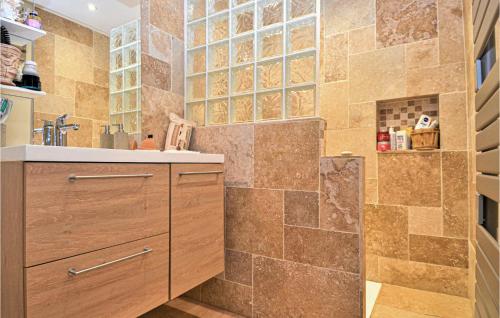 een badkamer met een wastafel en een douche bij Amazing Home In Le Pontet With Jacuzzi in Le Pontet