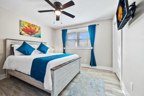 1 dormitorio con 1 cama y ventilador de techo en The Happy Place: 3BR Home on Quiet Street, en Douglasville