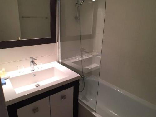 une salle de bain avec un lavabo, une douche et une baignoire dans l'établissement T3+Cabine avec Piscine, Parking - Port Barcarès - FR-1-81-247, au Barcarès