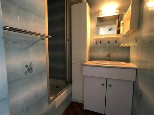 une salle de bain avec un lavabo et une douche dans l'établissement Appartement 6 Pers, Piscine, Parking, 1,5 km Plage - FR-1-81-243, au Barcarès