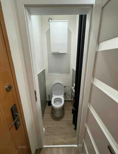 ワルシャワにあるApartament na wynajem krótkoterminowyの小さなバスルーム(トイレ付)が備わります。