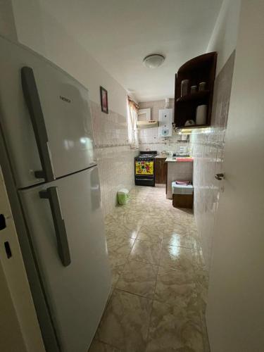 cocina con nevera blanca en una habitación en Kuky's home en Buenos Aires