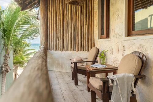 Ruang duduk di Casa Ganesh Tulum-Beachfront hotel by Ahau Collection