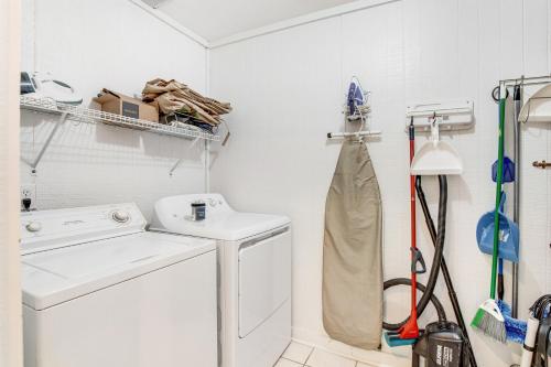 lavadero blanco con lavadora y secadora en 1054 Sparrow Pond Cottage en Kiawah Island