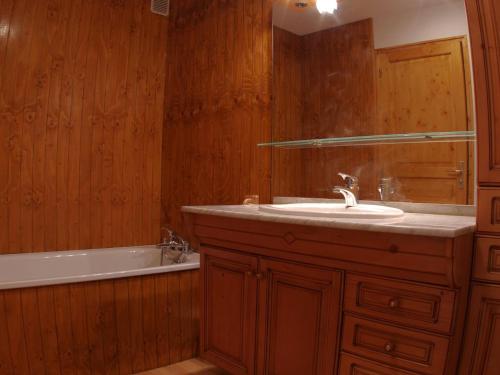 a bathroom with a sink and a bath tub at Appartement Valmorel, 3 pièces, 6 personnes - FR-1-291-765 in Valmorel