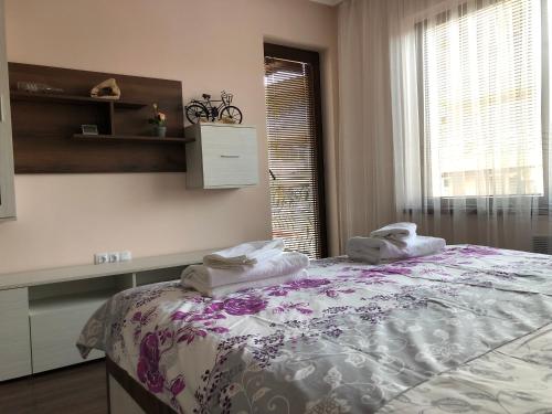 En eller flere senge i et værelse på Purple Rose Apartment Valencia Gardens