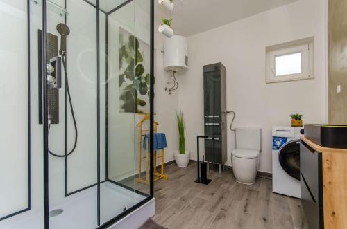 bagno con doccia e servizi igienici. di Spacious apartment with jacuzzi a Kaštela (Castelli)
