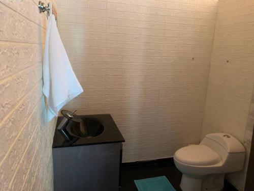 małą łazienkę z toaletą i umywalką w obiekcie Casa de campo ideal para descanso w mieście Villavicencio