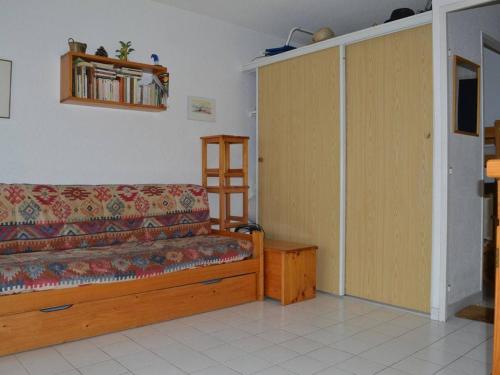 un salon avec un canapé et un placard dans l'établissement Appartement cosy au Port d'Argelès, 2 pièces/cabine, 6 couchages, proche mer, loggia, ménage inclus - FR-1-225-453, à Argelès-sur-Mer