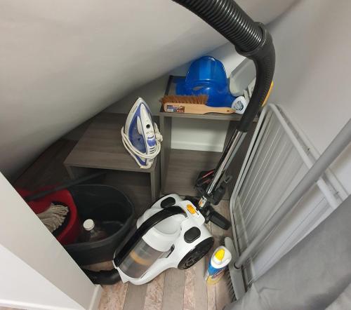 an overhead view of a room with a vacuum at appartement rénové et lumineux a mers les bains au dessus d'un ancien commerce mersois en duplex pour 4 personnes pour du repos, des vacances ou pour le travail in Mers-les-Bains