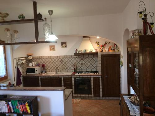 Küche/Küchenzeile in der Unterkunft Villa Ettorina casa vacanze - appartamenti short stay