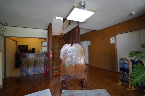 ein Wohnzimmer mit einem Stuhl in der Mitte eines Zimmers in der Unterkunft Ryokan Warajisha - Vacation STAY 62566v in Goto