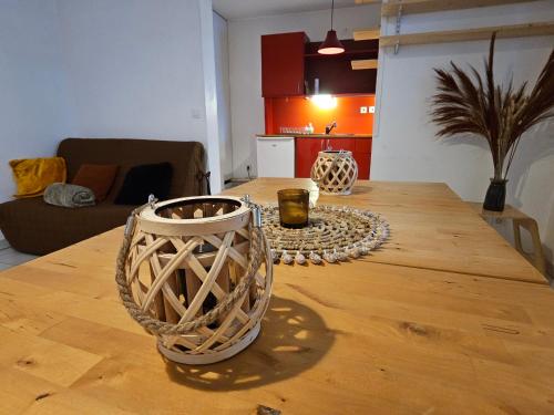 una mesa de madera con dos cestas encima. en T2 Parc & Cité Internationale en Caluire-et-Cuire