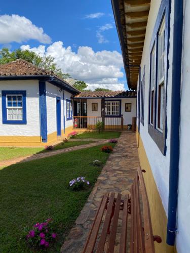 a bench in front of a building with houses at Canto do Bichinho in Prados