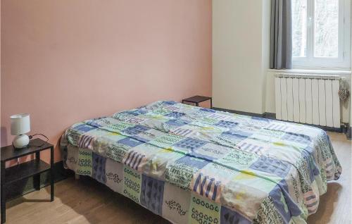 - une chambre avec un lit doté d'une couette dans l'établissement 7 Bedroom Stunning Home In Vicdessos, à Vicdessos