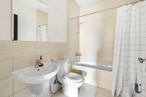 y baño con lavabo, aseo y bañera. en Nazeel - TownHouse Al-waha en King Abdullah Economic City