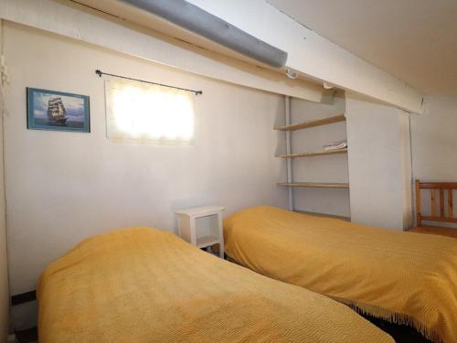 a bedroom with two beds and a window in it at Appartement Le Grau-du-Roi, 2 pièces, 5 personnes - FR-1-307-132 in Le Grau-du-Roi