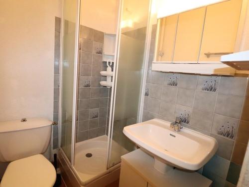 a bathroom with a toilet and a sink and a shower at Appartement Le Grau-du-Roi, 2 pièces, 5 personnes - FR-1-307-132 in Le Grau-du-Roi