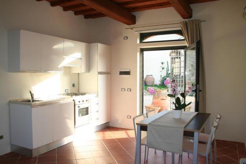 Kuchyňa alebo kuchynka v ubytovaní Il Poggiolo Delle Rose Bed&Breakfast