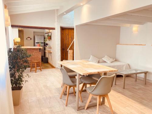 a kitchen and living room with a table and chairs at La Maison Gerber in Río Colorado