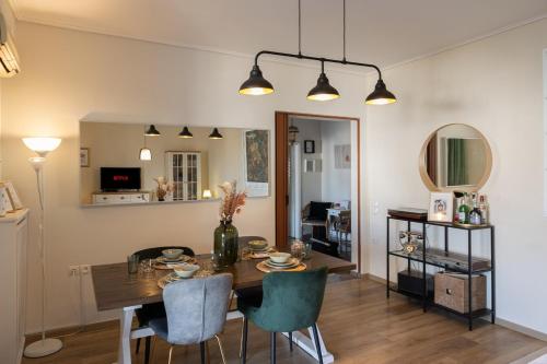 Televízia a/alebo spoločenská miestnosť v ubytovaní Glyfada golf fourth floor apartment