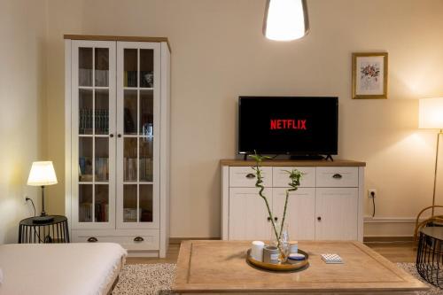 Televízia a/alebo spoločenská miestnosť v ubytovaní Glyfada golf fourth floor apartment
