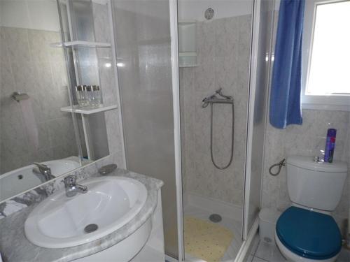 une salle de bain avec une douche, un lavabo et des toilettes dans l'établissement Maison mitoyenne duplex avec terrasse, garage et parking, proche plage, équipée pour 4 à 6 personnes - FR-1-326-385, à Marseillan