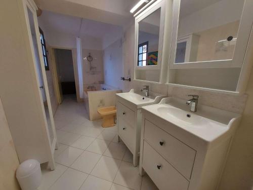 Baño blanco con 2 lavabos y espejo en Villa Marseillan, 5 pièces, 10 personnes - FR-1-326-392, en Marseillan
