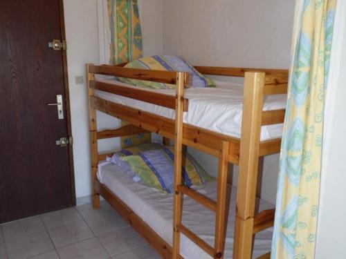 quelques lits superposés dans une chambre dans l'établissement Studio Cabine 4 pers, Terrasse, Parking Privé, Marseillan - FR-1-326-421, à Marseillan