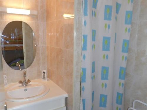 une salle de bain avec un lavabo et une douche avec un miroir dans l'établissement Studio Cabine 4 pers, Terrasse, Parking Privé, Marseillan - FR-1-326-421, à Marseillan