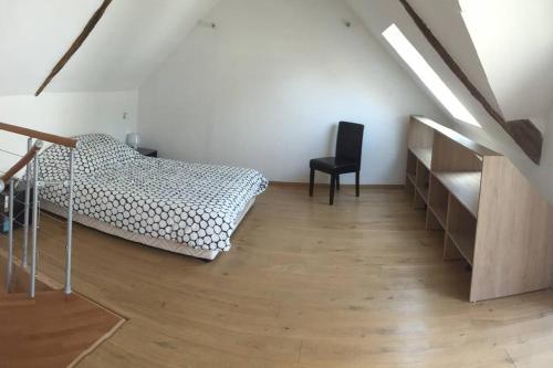 une chambre avec un lit, un bureau et une chaise dans l'établissement Charmante Maison Proche de Dinan -Dinard - St Malo, à Pleslin-Trigavou