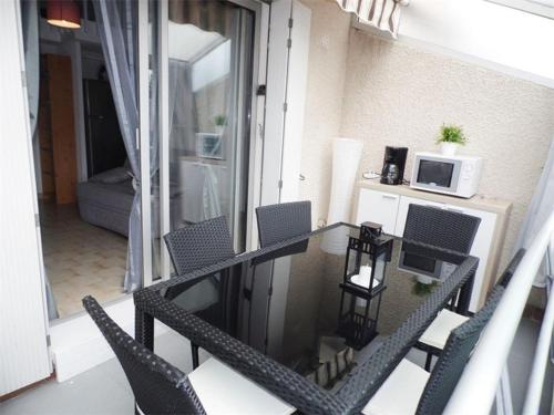 Photo de la galerie de l'établissement Appartement Climatisé 6 Couchages avec Mezzanine, Piscine et Parking Privé à Marseillan - FR-1-326-452, à Marseillan