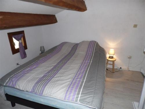 ein großes Bett in einem Zimmer mit einem Tisch in der Unterkunft Studio Marseillan-Plage, 1 pièce, 6 personnes - FR-1-326-452 in Marseillan