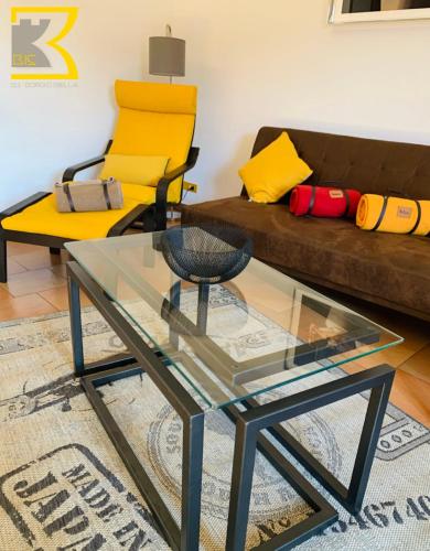a glass coffee table in a living room with a couch at BB Borgo Biella Bis in Candelo