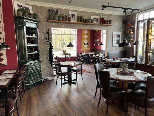 Restoran atau tempat lain untuk makan di Luxus Lindenhof Apartments -Ferienwohnungen in Friesland an der Nordsee am Naturschutzgebiet Urwald