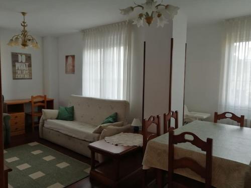 ein Wohnzimmer mit einem Sofa und einem Tisch in der Unterkunft APARTAMENTO LA GRANJA EN GAMA(next to Santoña) in Gama